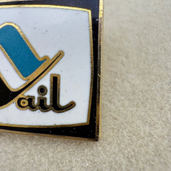 Vintage Vail Ski Resort Souvenir Pin Gold-Tone Enamel Lapel Japan Collectible - Picture 2 of 5